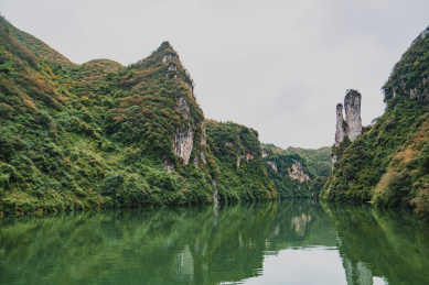 镇远舞阳河河畔山水风景