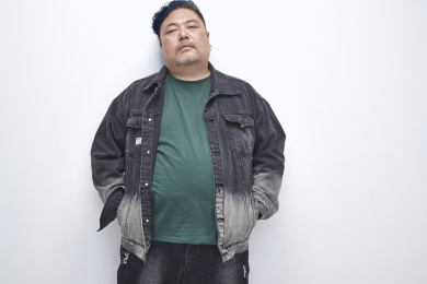 壮硕的亚洲男性说唱嘻哈歌手人像肖像
