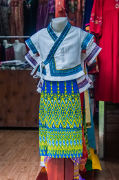 中国云南省傣族女士民族盛装服饰日用品