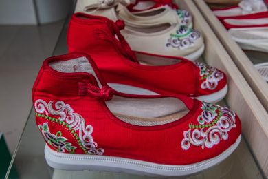 中国云南省彝族女士绣花鞋日用品