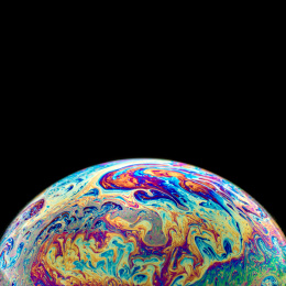 多彩肥皂泡纹理图案的特写，象一个梦想星球