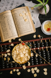 桌上有许多西洋参，还有书和算盘