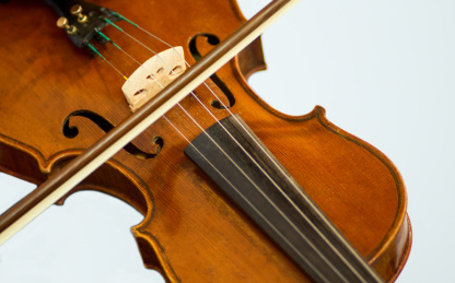 小提琴的局部特写在白色背景。