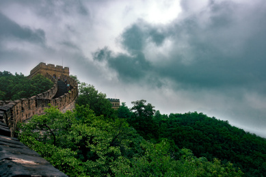 阴雨中更显古老和沧桑的慕田峪长城。