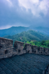 阴雨中更显古老和沧桑的慕田峪长城。