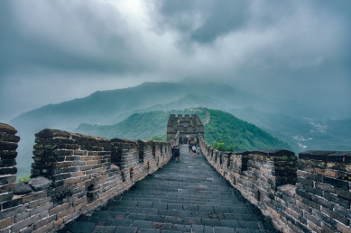 阴雨中更显古老和沧桑的慕田峪长城。