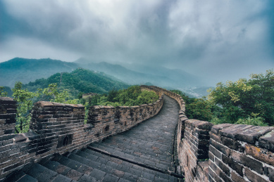 阴雨中更显古老和沧桑的慕田峪长城。