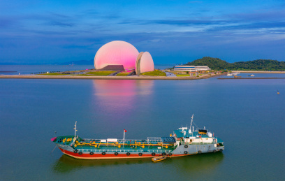轮船与珠海大剧院，中国广东省珠海市