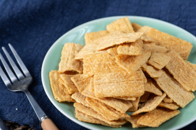 桌面上的盘子里的美味可口的锅巴