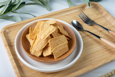 桌面上的盘子里的美味可口的锅巴