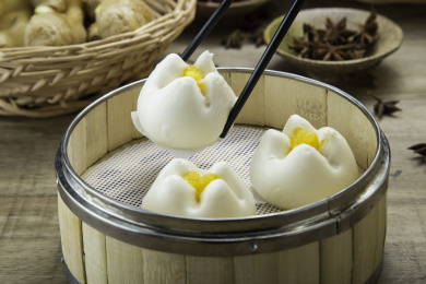 木蒸笼中的奶黄包