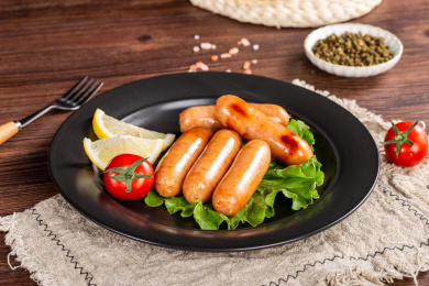 木板背景上的美味小吃台式烤肠