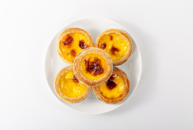 白色背景上的葡式酥皮蛋挞