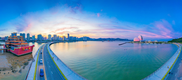 中国珠海市新月桥与珠海大剧院