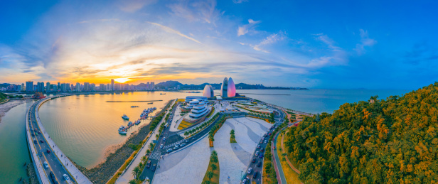 中国珠海市新月桥与珠海大剧院