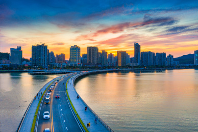 中国珠海市野狸岛新月桥城市风光