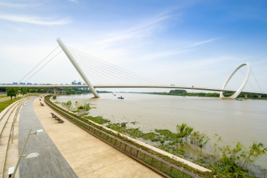 南京眼步行桥和南京城市天际线