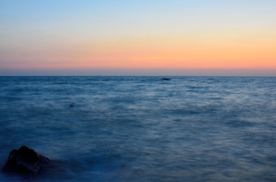 山东威海成山头日出之前平静的海面