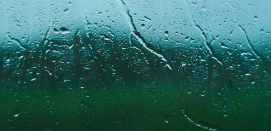 雨水倾到在窗户上