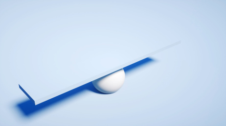 纯色背景中的跷跷板