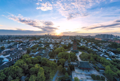 苏州古城区盘门与住宅楼