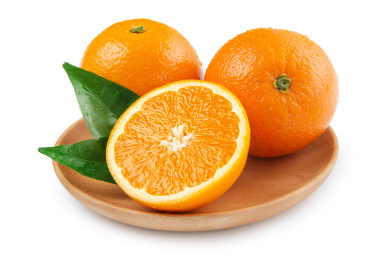 夏橙和切开果肉带绿叶子装竹木盘子白底