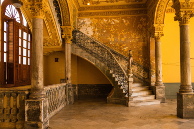 哈瓦那老城室内的楼梯古老的建筑