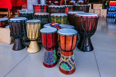 室内傣族传统器乐象脚鼓静物展示品