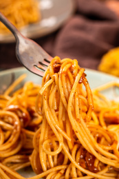 木板背景上满满一盘黑椒意面