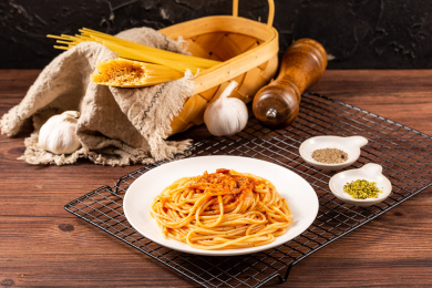 满满一盘肉酱意大利面放在木桌上