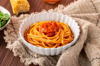 满满一盘照烧意大利面放在木桌上