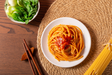 满满一盘照烧意大利面放在木桌上