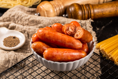 满满一碗烤香肠放在木板背景上