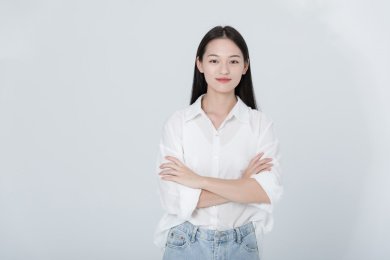 年轻女性双手抱胸看镜头职业形象照