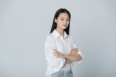 年轻女性双手抱胸看镜头职业形象照