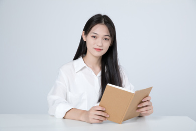 坐在书桌前看书的女生