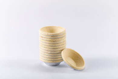 白色背景上的蛋挞皮