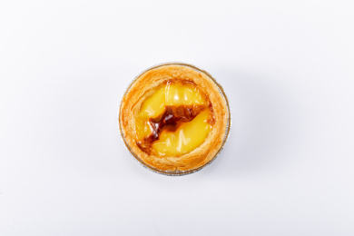 白色背景上的美味蛋挞