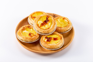 木板背景上的美味蛋挞