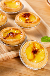 木板背景上的美味蛋挞