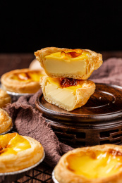 木板背景上的美味蛋挞