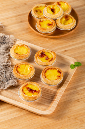 木板背景上的美味蛋挞