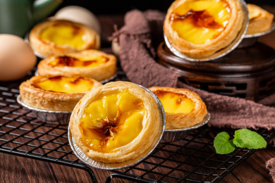 木板背景上的美味蛋挞