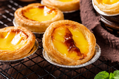 木板背景上的美味蛋挞