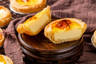 木板背景上的美味蛋挞