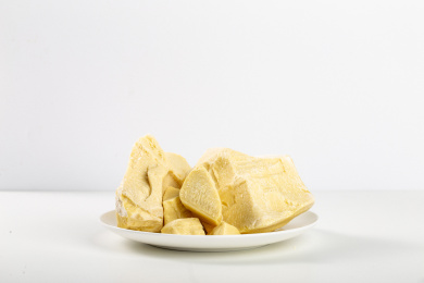 白色背景上原料可可脂块