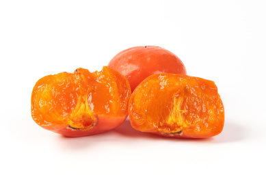 熟透剥开的新鲜柿子特写，白色背景