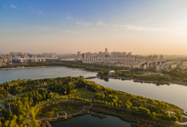 中国山东东营清风湖公园航拍湖景局部俯视图