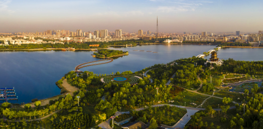 中国山东东营清风湖公园航拍湖景局部俯视图