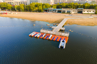 山东东营清风湖公园里的游船码头航拍俯视图